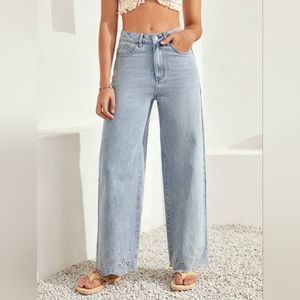 NWOT High Waist Light Wash Hem Detail Jeans | Size 26
